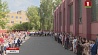 В школах и гимназиях Минска проходят торжественные линейки по случаю завершения учебного года