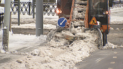 В Минске коммунальные службы очищают основные магистрали и дворы