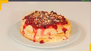 Блинный торт с заварным кремом, творожные шарики с ягодным соусом