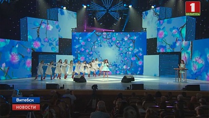 На сцене концертного зала "Витебск" начинаются выступления участников детского музыкального конкурса