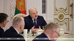 Лукашенко - чиновникам: мы должны защитить суверенную Беларусь своим трудом, кровью, потом и жизнью