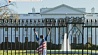 Мужчина с флагом США попытался перелезть через ограду Белого дома