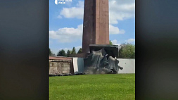 Солдат, партизан и спасенная ими девочка - украинский режим ведет ожесточенную борьбу с советскими памятниками