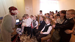 Караев поздравил воспитанников Понемуньского детского дома с наступающим Новым годом
