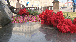 Сотрудники Администрации Президента возложили цветы к памятнику подпольщикам в Александровском сквере