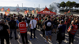 Французы усиливают забастовки, несмотря на угрозы правительства