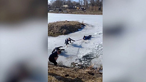 Сотрудник ОМОН спас провалившихся под лед рыбаков