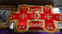 Литургический набор, вышитый золотыми нитями, стразами и жемчугом, подарили церкви в Копыле минские мастерицы