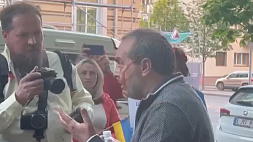 Украинские активисты в Вильнюсе облили кетчупом Виктора Шендеровича 