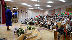 Более чем для 150 тыс. выпускников 9-х и 11-х классов в Беларуси сегодня прозвенел последний звонок