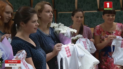 Акция "Подари вышиванку младенцу" проходит во всех родильных домах столицы