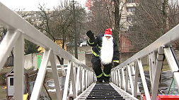 Дед Мороз пробрался на утренник в Детский дом города Бобруйска по пожарной автолестнице