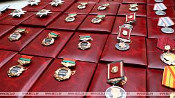 Александр Лукашенко вручил государственные награды в преддверии Дня Победы 