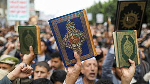 Активистка с крестом прилюдно сожгла Коран в Швеции