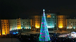 Праздничный флешмоб прошел в Могилеве - в центре города зажгли огни на новогодней елке