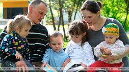 Культ полноценной классической семьи с двумя и более детьми должен быть стилем жизни белорусов - Лукашенко