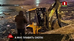 В Санкт-Петербурге трактор упал в воду