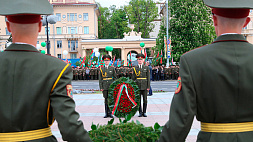 Президент Беларуси возложил венок к монументу Победы в Минске