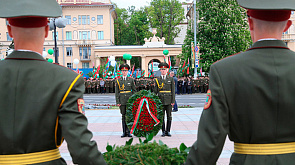 Президент Беларуси возложил венок к монументу Победы в Минске