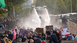 Демократия по-европейски - полиция Нидерландов применила водометы против экоактивистов