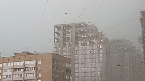 Вынуждены были держаться за столбы, чтобы не унесло ветром - стихия бушевала в Москве