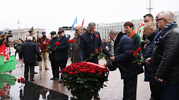 К памятнику Ленину на площади Независимости в Минске торжественно возложили цветы 