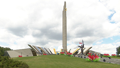 Белорусская федерация хоккея возложила цветы у монумента стела "Минск - город-герой"