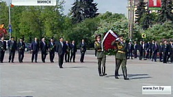 Председатель КНР возложил венки и цветы к обелиску на площади Победы