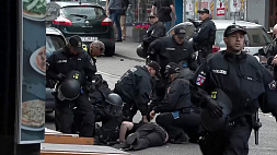 На туристической улице Гамбурга мужчина напал на полицейских