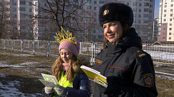 В Минске женский патруль ГАИ поздравляет мужчин-автолюбителей с 23 Февраля 