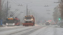 Беларусь заметает снегом