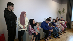 Большая семья из 14 человек, спасенных из сектора Газа, отправилась в Воложин 