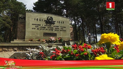К мемориальному комплексу в Масюковщине министр образования страны пришел с семьей 