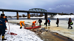 22 рыбака едва не застряли на льдине на реке Западная Двина