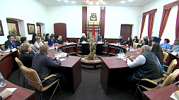Многодетные семьи со всей страны приняли участие в большом диалоге с Натальей Кочановой и митрополитом Вениамином 