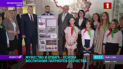 В Радошковичах в школьный музей  передан памятный стенд к  30-летию со дня подвига Виктора Оськина