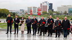 Мининформ и руководители республиканских СМИ возложили цветы к стеле "Минск - город-герой"