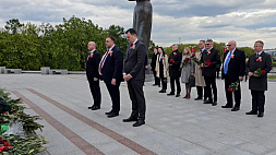 Представители МИД Беларуси возложили цветы к стеле "Минск - город-герой"