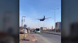 Аварийная посадка в Турции - самолет пролетел над головами автомобилистов