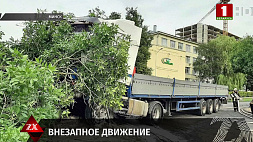 ДТП на Партизанском проспекте в Минске: автопоезд повредил 4 машины и снес дерево