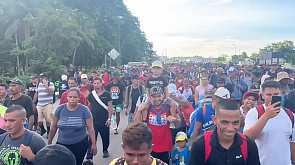 Тысячи мигрантов направляются через Мексику к границе США