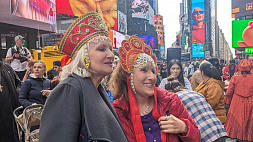 Блины, пряники, сбитень - на Таймс-сквер в центре Нью-Йорке отмечают шумно Масленицу