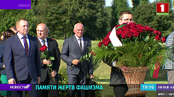 Глава МИД Беларуси вместе с послами возложили венок и цветы к монументу "Врата памяти"