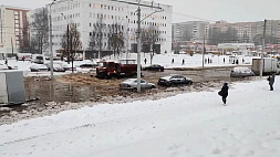 В Минске на пересечении улиц Якубовского и Одинцова дороги превратились в реку 