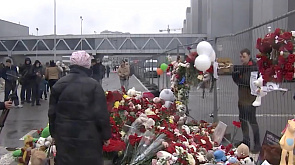 40 дней со дня трагедии в "Крокус Сити Холле". К концертному залу люди несут цветы и игрушки