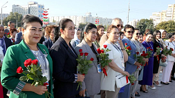 Участники I Белорусско-узбекского женского бизнес-форума возложили цветы к стеле "Минск - город-герой"
