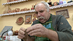 Народный мастер из Логойска создает глиняных драконов 