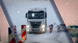 Сильные снегопады накрывают Беларусь - в стране объявлен оранжевый уровень опасности