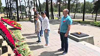 Память героев Великой Победы почтил со своей семьей  глава Национального олимпийского комитета Виктор Лукашенко