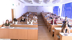 В Беларуси  завершен первый день экзаменов - свои знания проверили более 55 тыс. абитуриентов